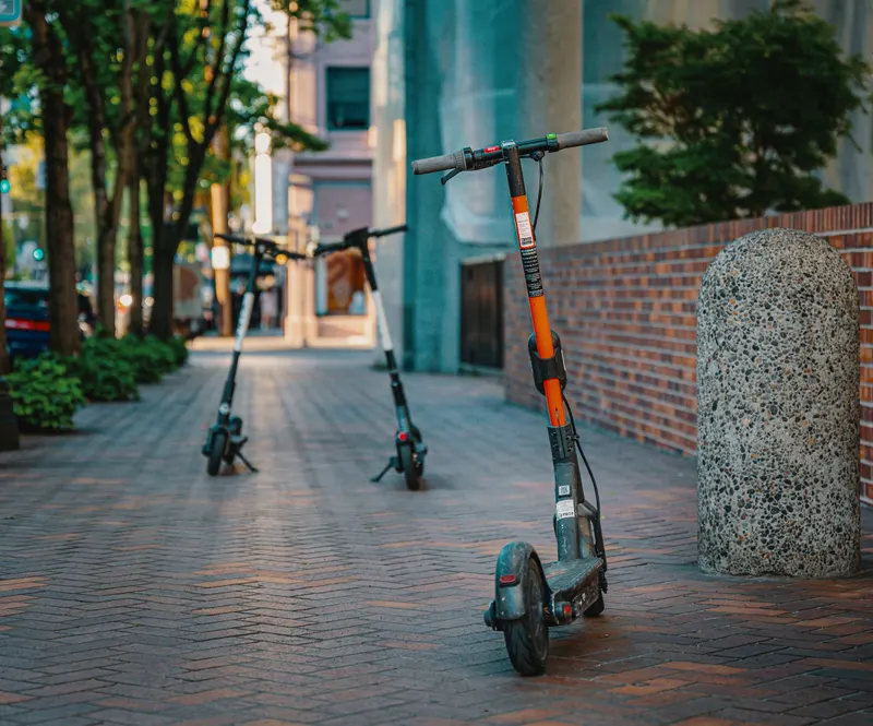 Trottinettes électriques : casque, vitesse et équipements obligatoires